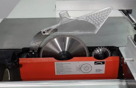 Filato 3200 COMFORT  Аспирационный кожух  Устанавливается на расклинивающем ноже  При начале процесса пиления и входе пилы в заготовку образующаяся пыль направляется непосредственно в защитный кожух 